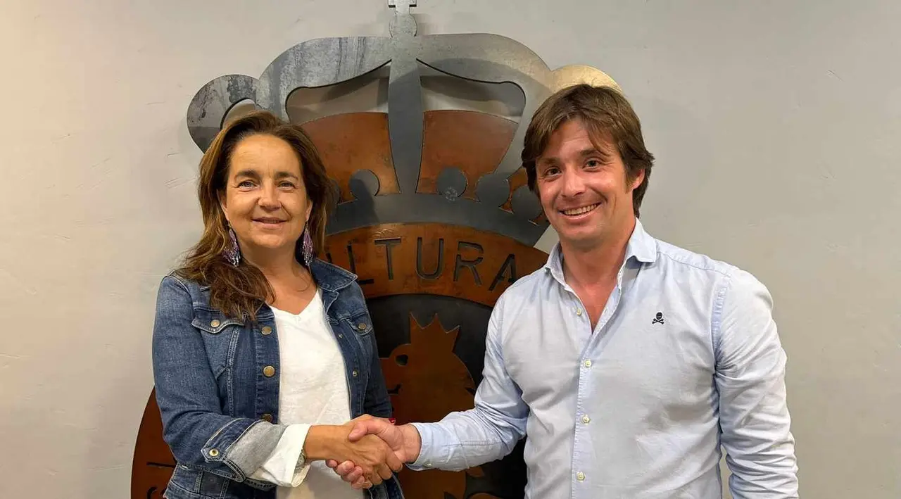 Natichu Alvarado, junto a Manzanera, en el momento de rubricar la renovación.