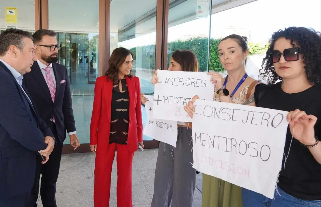 Las madres expulsadas del pleno conversan con representantes de la UPL en el hall de entrada.
