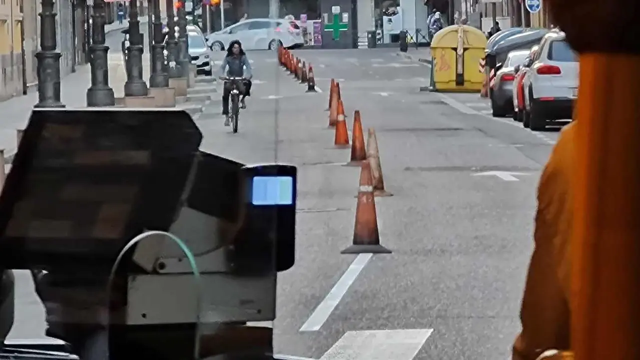 Imagen desde un autobús urbano, este miércoles, atascado en Suero de Quiñones.