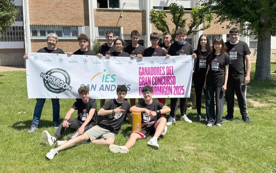 Representantes del IES San Andrés posan tras conseguir el premio que acredita la calidad de su hormigón.