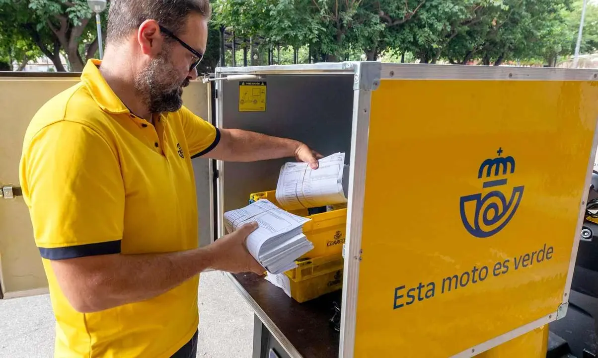 Un trabajador de Correos, durante el reparto ordinario.