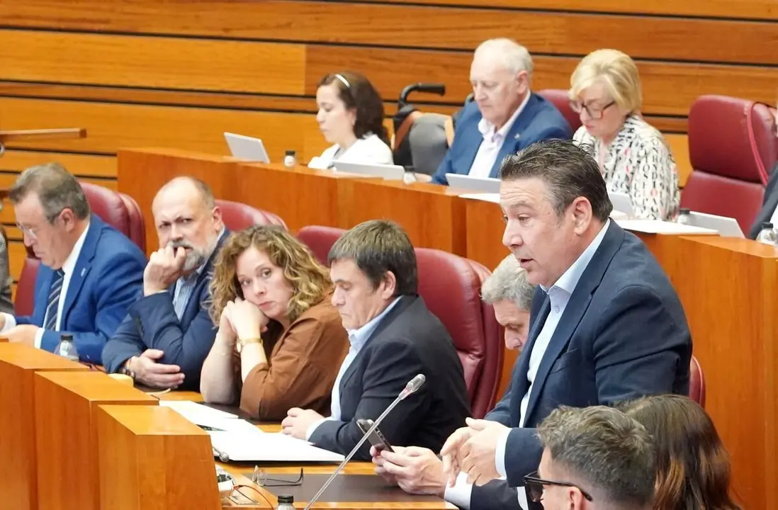 Intervención del portavoz de UPL Luis Mariano Santos en el Pleno de las Cortes de Castilla y León. / ICAL