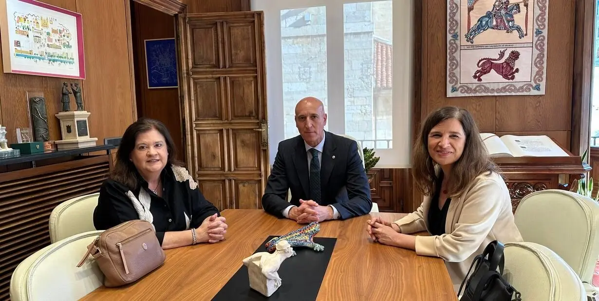 La directora general de Libertad Religiosa, Mercedes Murillo, y la directora de la Fundación Pluralismo y Convivencia, Inés Mazarrosa, han sido recibidas este miércoles por el alcalde José Antonio Diez.
