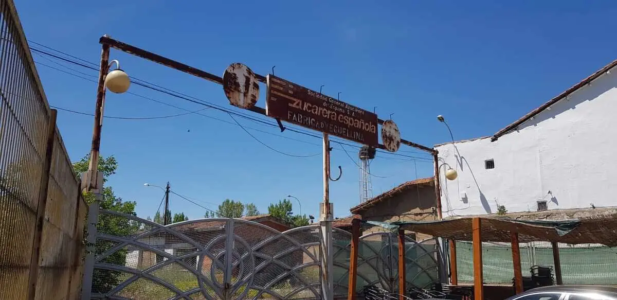 Las ruinas de la vieja fábrica azucarera de Veguellina de Órbigo, a la venta. / E. EMPERADOR