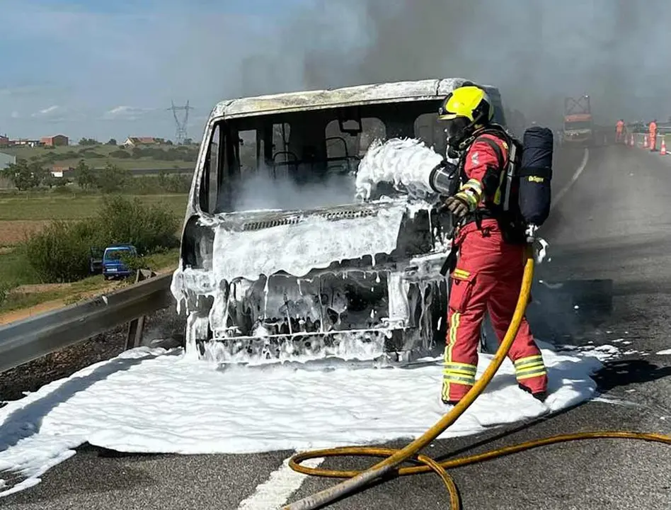 Bomberos de León interviniendo en el lugar del incendio. Fotos: Bomberos de León