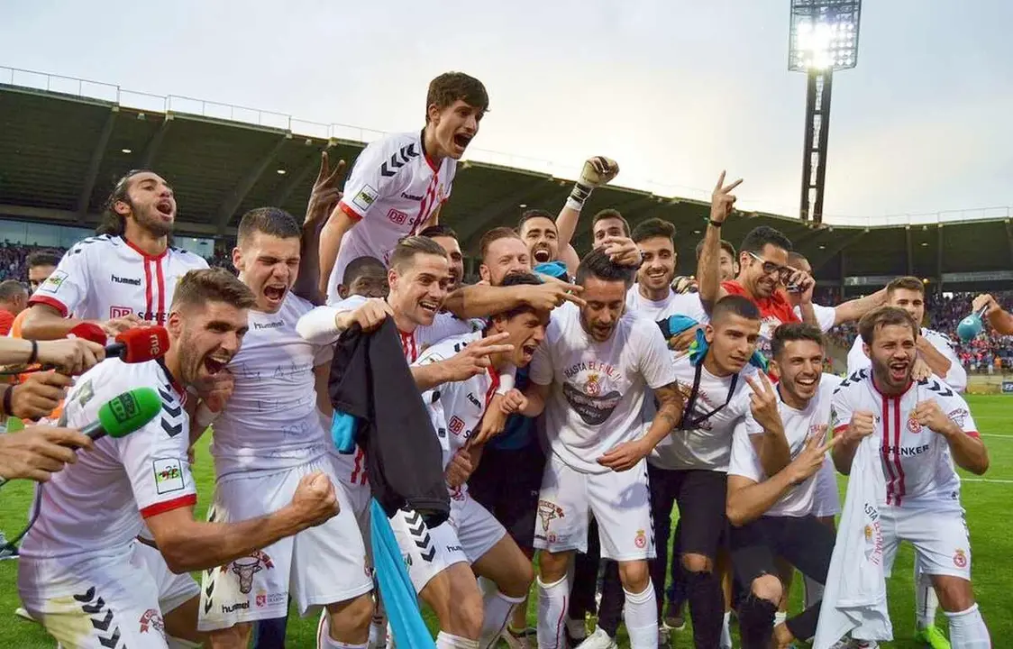 La plantilla de 2017 celebra su ascenso en el Reino de León.