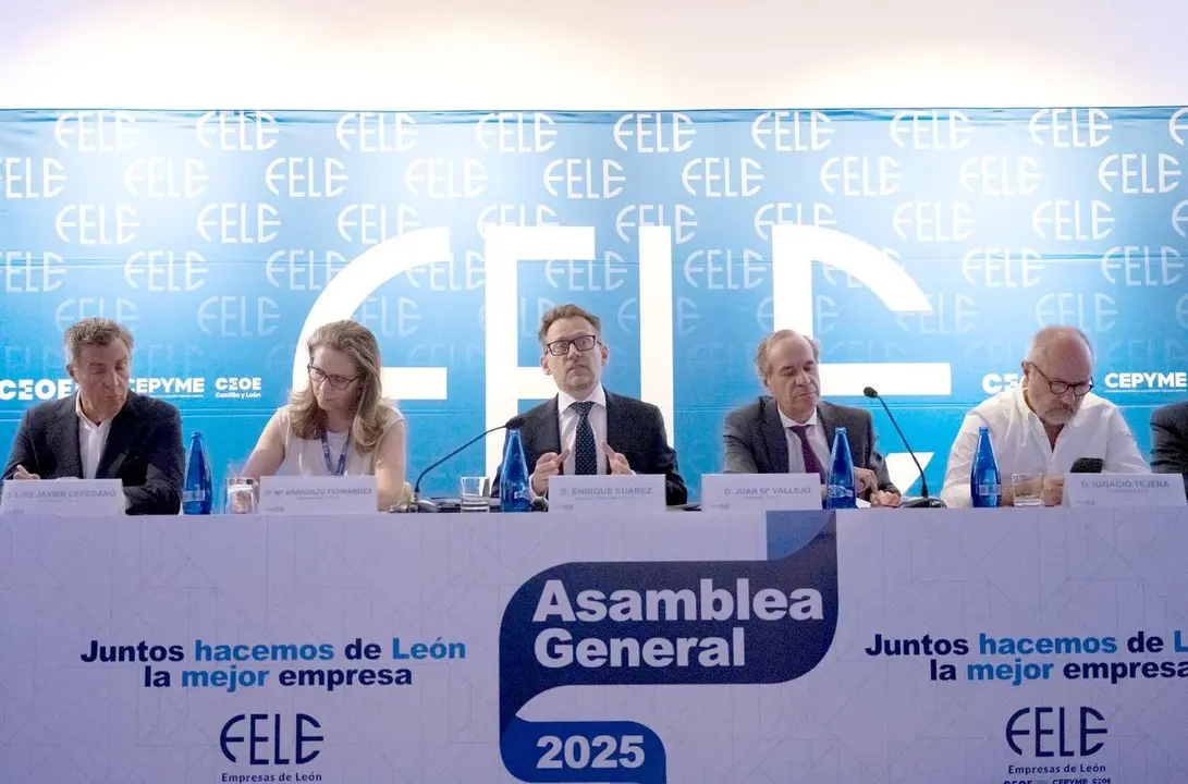 Mesa presidencial durante la asamblea general de Fele.