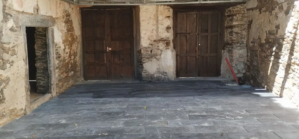 El Jardín Romántico del Bierzo recupera parte del suelo original de Casa Gil.