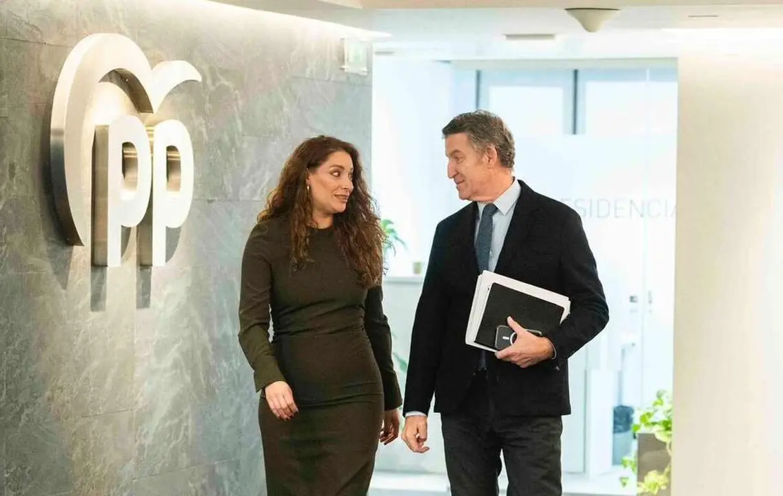 Ester Muñoz y Alberto Núñez Feijoo en la sede de Génova.