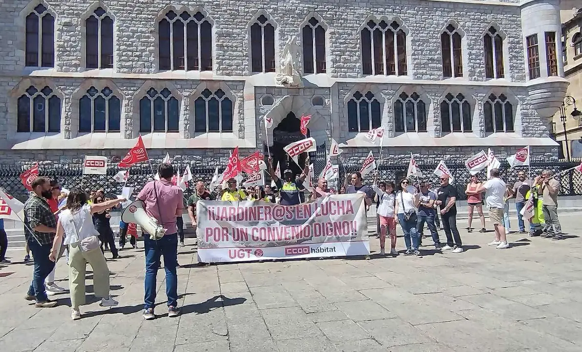 Trabajadores de jardinería, durante la concentración de este jueves.