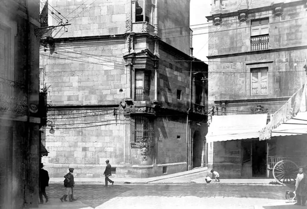Foto histórica de la esquina de Diputación con el Palacio de Villasinda, en la Calle Ancha.
