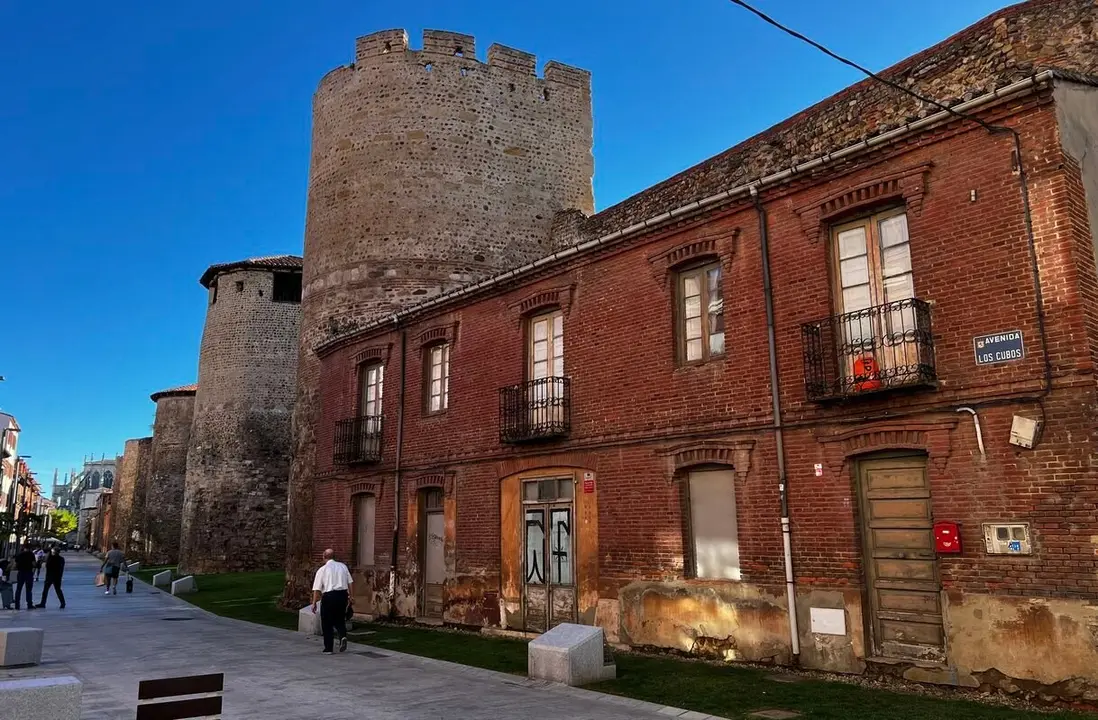 Patrimonio autoriza la demolición de una edificación colindante con la Muralla de León.