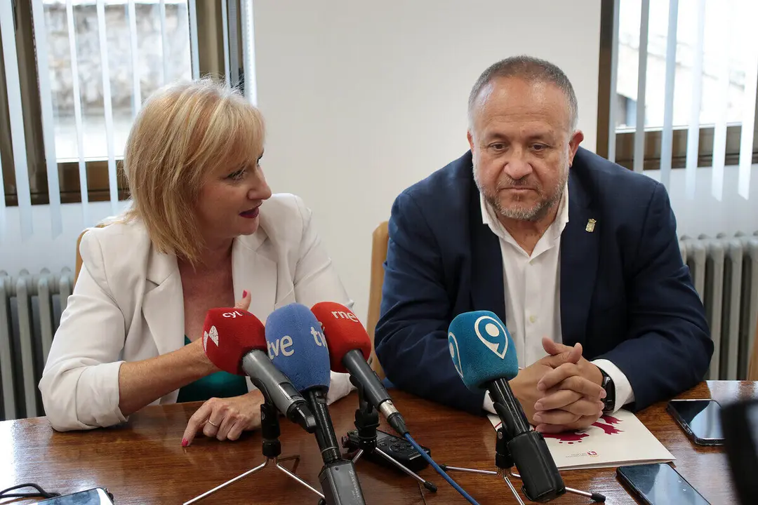 La consejera de Industria, Comercio y Empleo, Leticia García, y el presidente de la Diputación de León, Gerardo Álvarez Courel, presentan los vehículos adquiridos dentro del programa ‘Montel’ para actuaciones medioambientales. Foto: Campillo