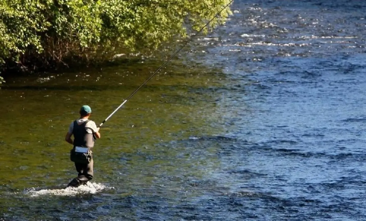Pesca en un río de León.