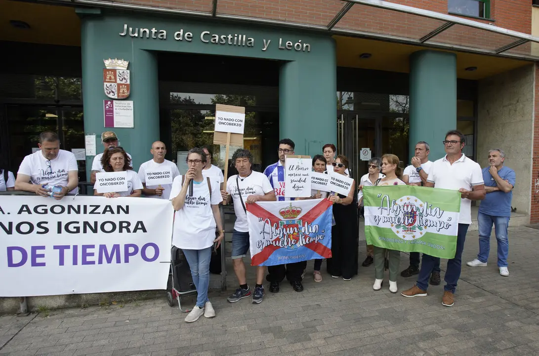 Concentración de a plataforma Oncobierzo frente a la sede de la Junta en Ponferrada.