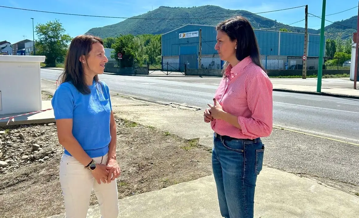 Lidia Coca anuncia el inicio de las obras de la rotonda de acceso a Toral de Merayo.