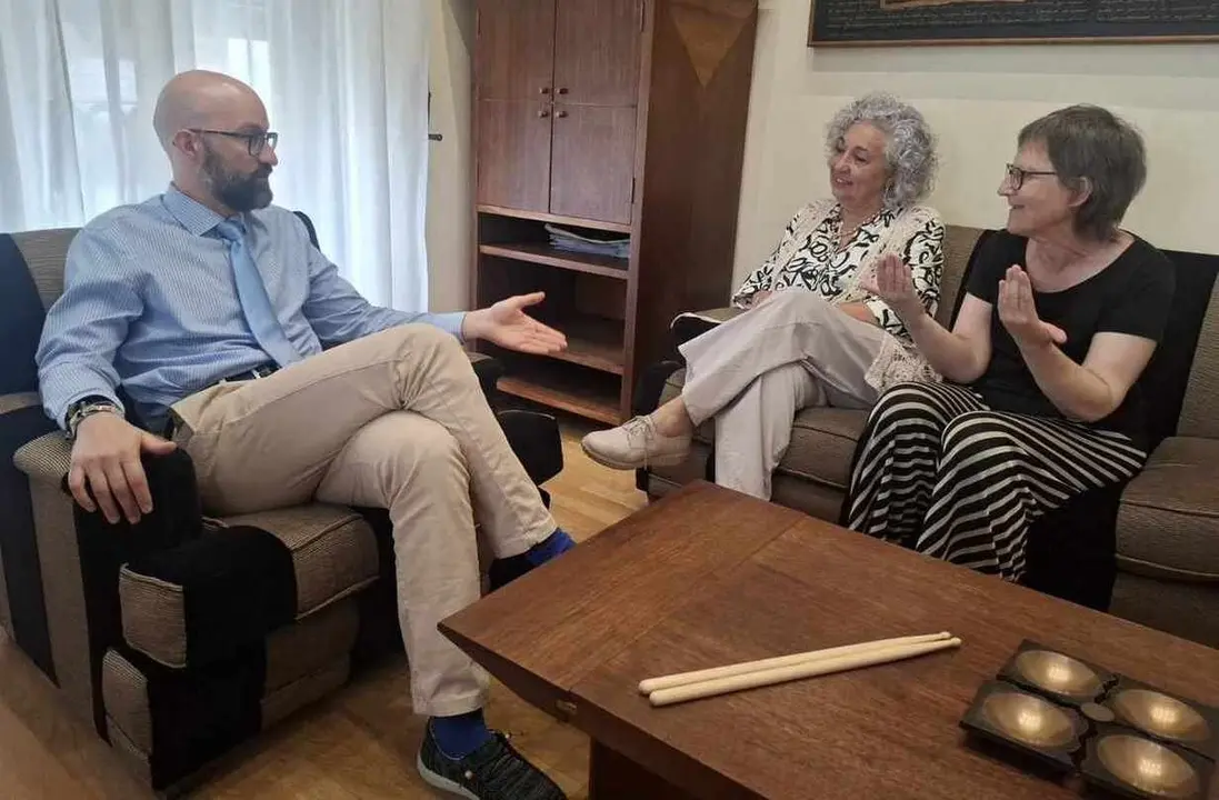 Un instante del encuentro mantenido entre el subdelegado del Gobierno y Teleno Libre.