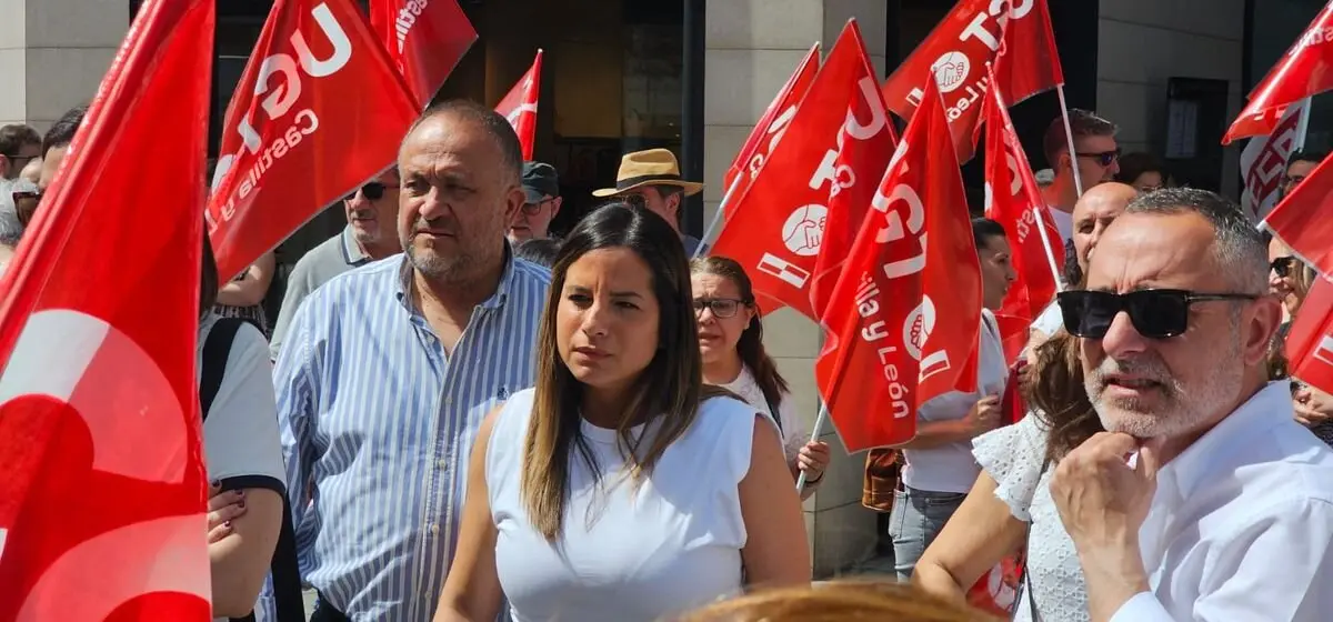 Manifestación en Ponferrada de rechazo al ERE de Teleperformance, a la que acudió la vicesecretaria general del PSCyL, Nuria Rubio. Foto: César Sánchez.