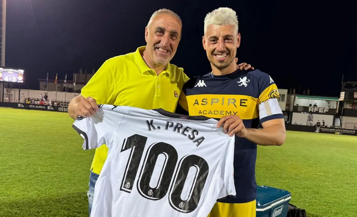 Kevin Presa, junto a Luis Ballesteros luciendo la camiseta conmemorativa de sus 100 partidos oficiales con la Cultural.