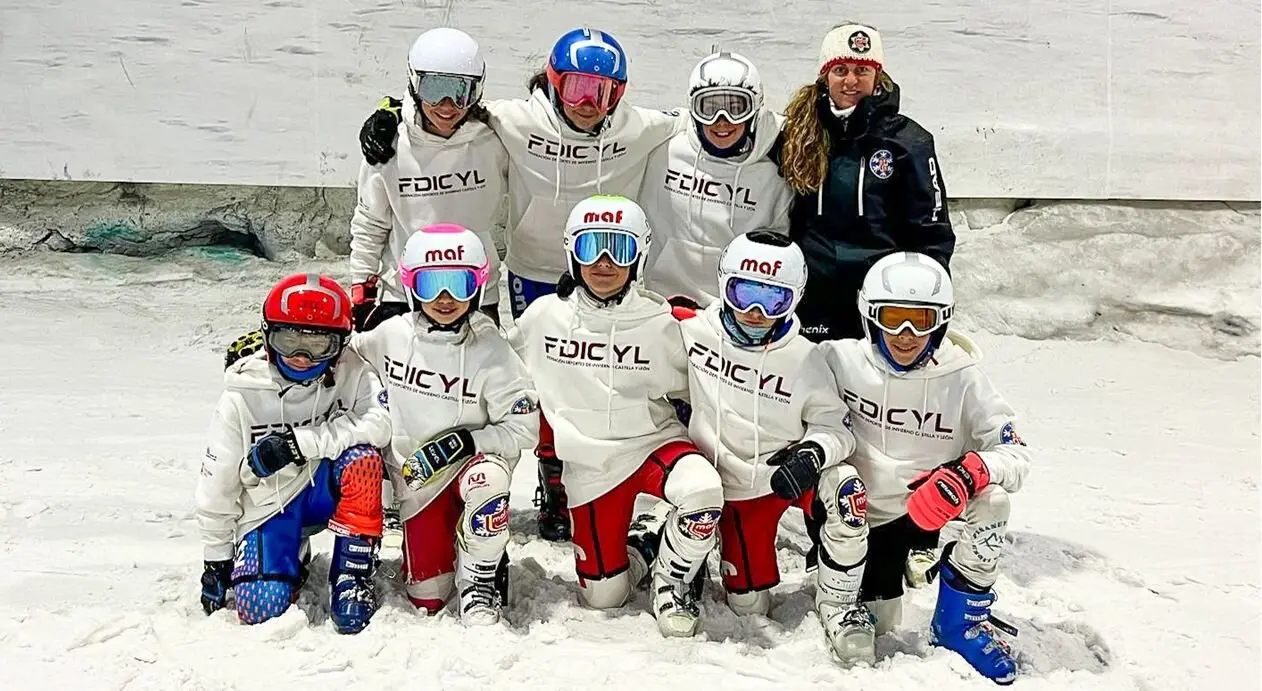 Ocho jóvenes deportistas leoneses arrancan la pretemporada de esquí alpino en Madrid Snozone.