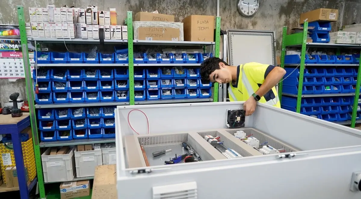 Manuel Laiz, alumno de un Grado Medio del Instituto Cristo Rey realizando prácticas en la empresa Potencia y Control de Valladolid.