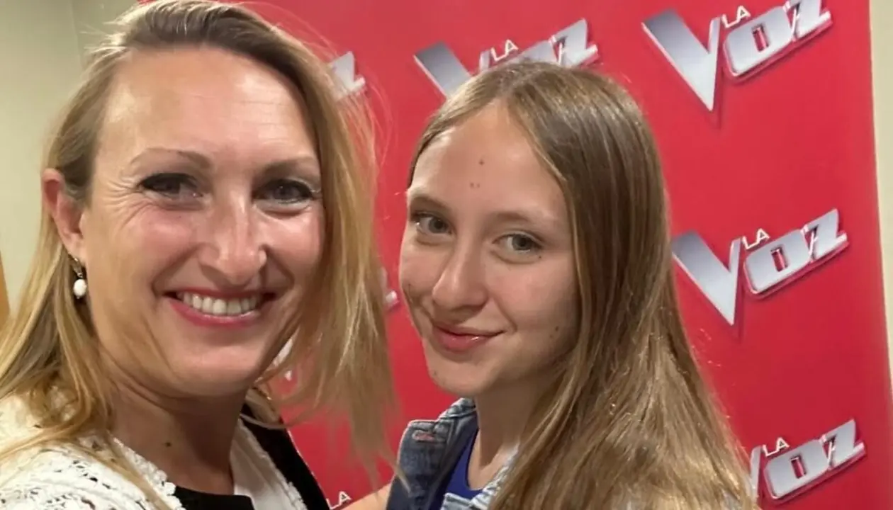 La leonesa Llara Aranda junto a su madre, Nuria González.