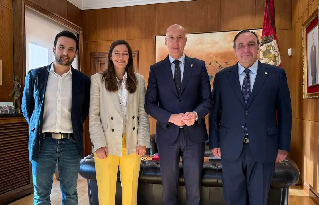 Laura González este lunes junto al alcalde de León y los responsables del Colegio Leonés.