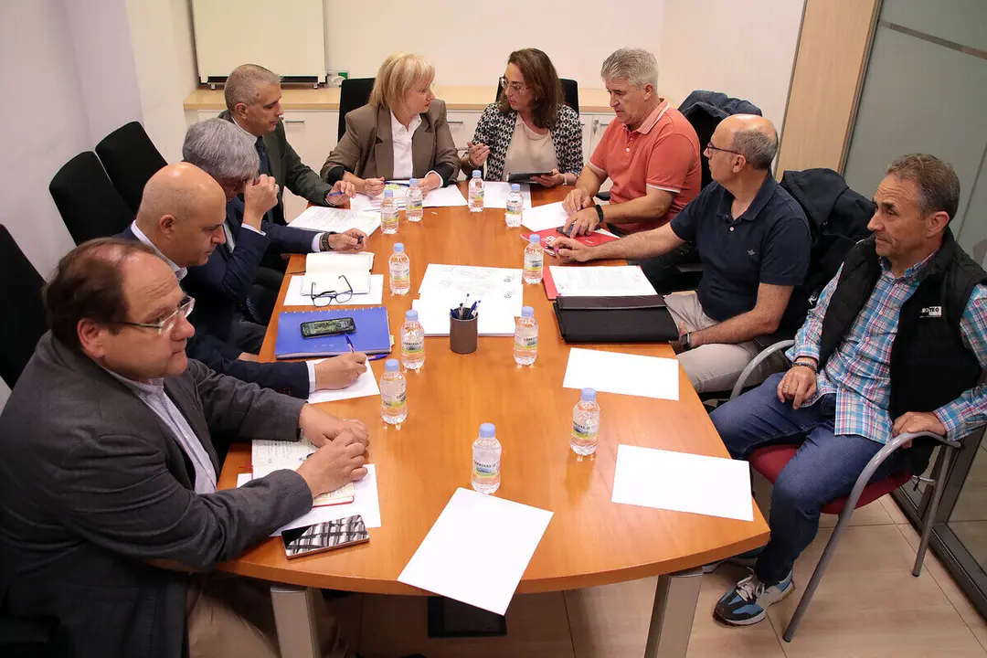 La consejera de Industria, Comercio y Empleo, Leticia García, la consejera de Agricultura, Ganadería y Desarrollo Rural, María González Corral, el delegado territorial, Eduardo Diego y el alcalde de La Bañeza, Javier Carrera de Blas, se reúnen con el comité de empresa de la planta azucarera de la localidad leonesa