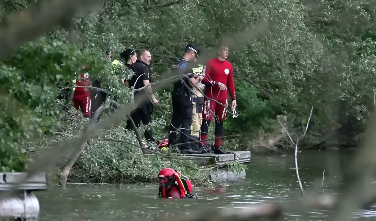 Los bomberos de Valladolid, junto a agentes de la Policía Municipal y un helicóptero de Sacyl, buscan a un joven de 26 años en el río Pisuerga, a su paso por Valladolid. Foto: R. Valero.
