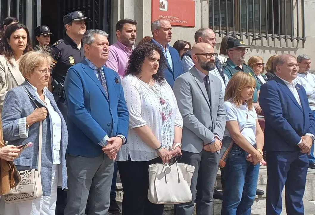 Un instante del minuto de silencio en la Subdelegación de León