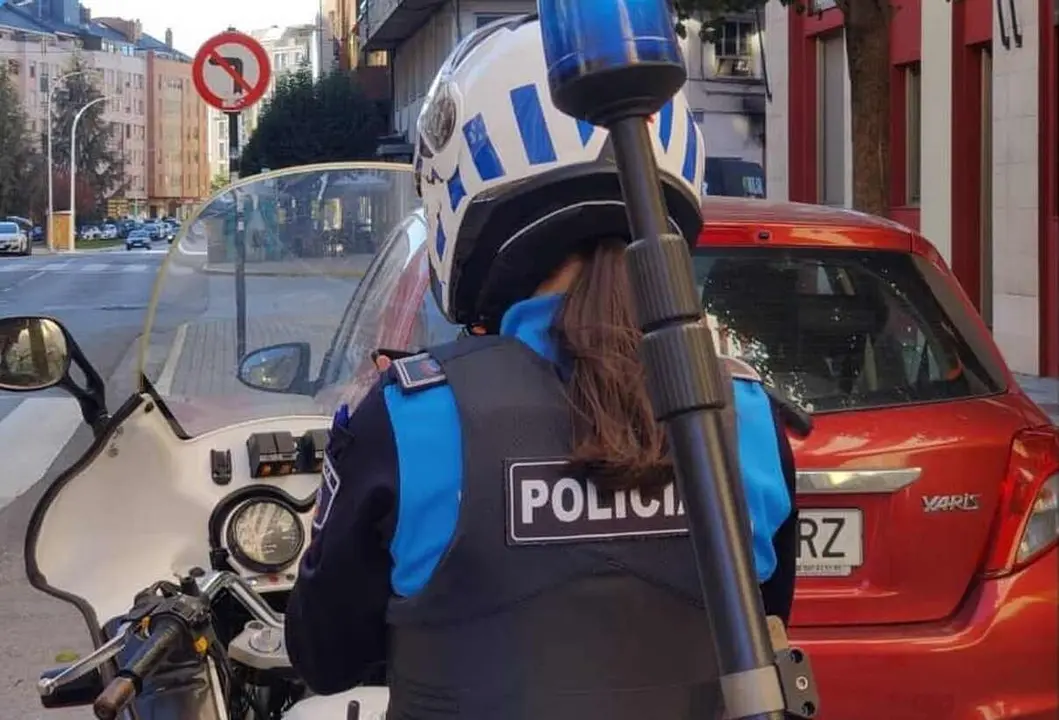 Efectivos de la Policía Municipal de Ponferrada durante una intervención.