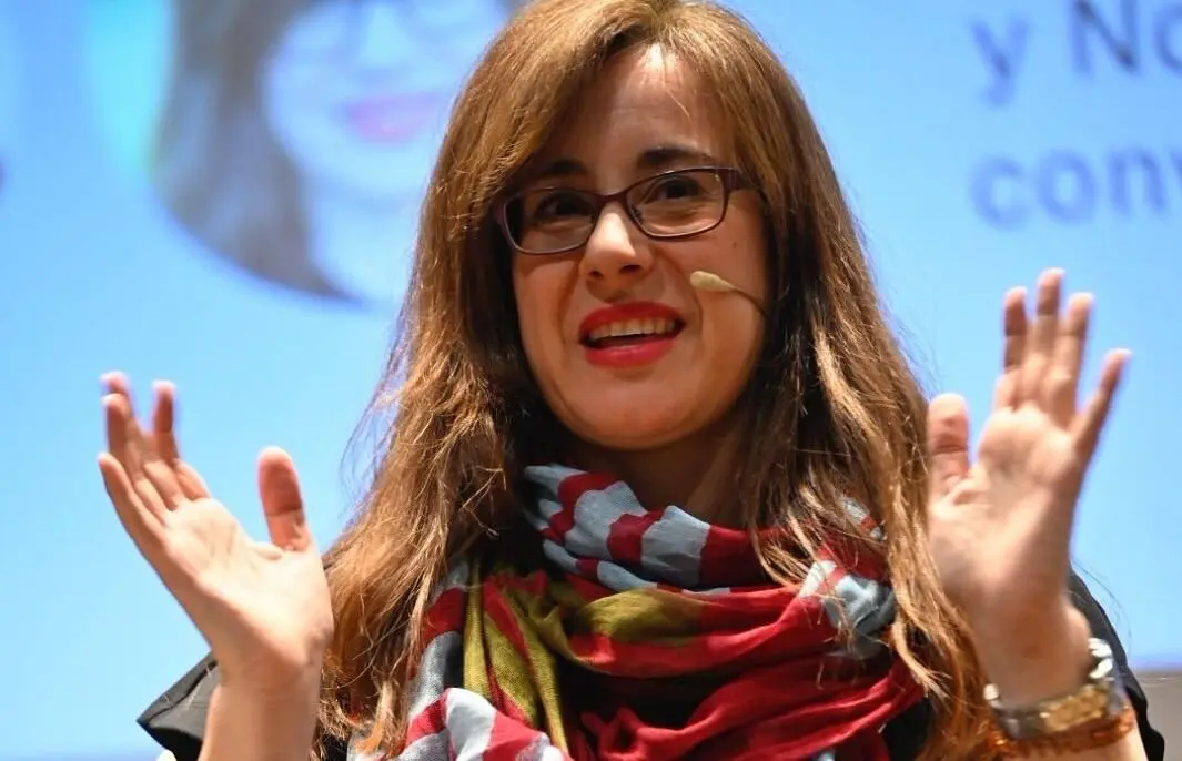 La escritora leonesa Noemí Sabugal en un evento reciente. / BARBITANIA