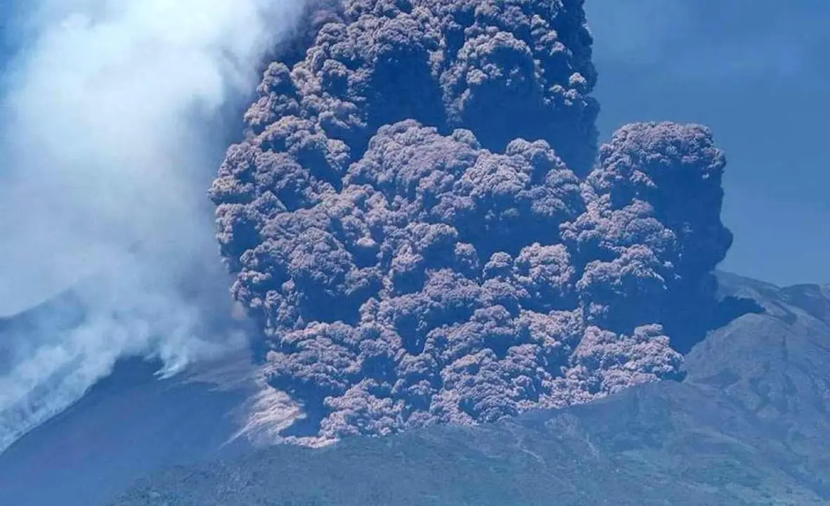 El volcán siciliano registra fuertes explosiones, flujos de lava y temblores detectables desde Catania, aunque el aeropuerto sigue operativo.