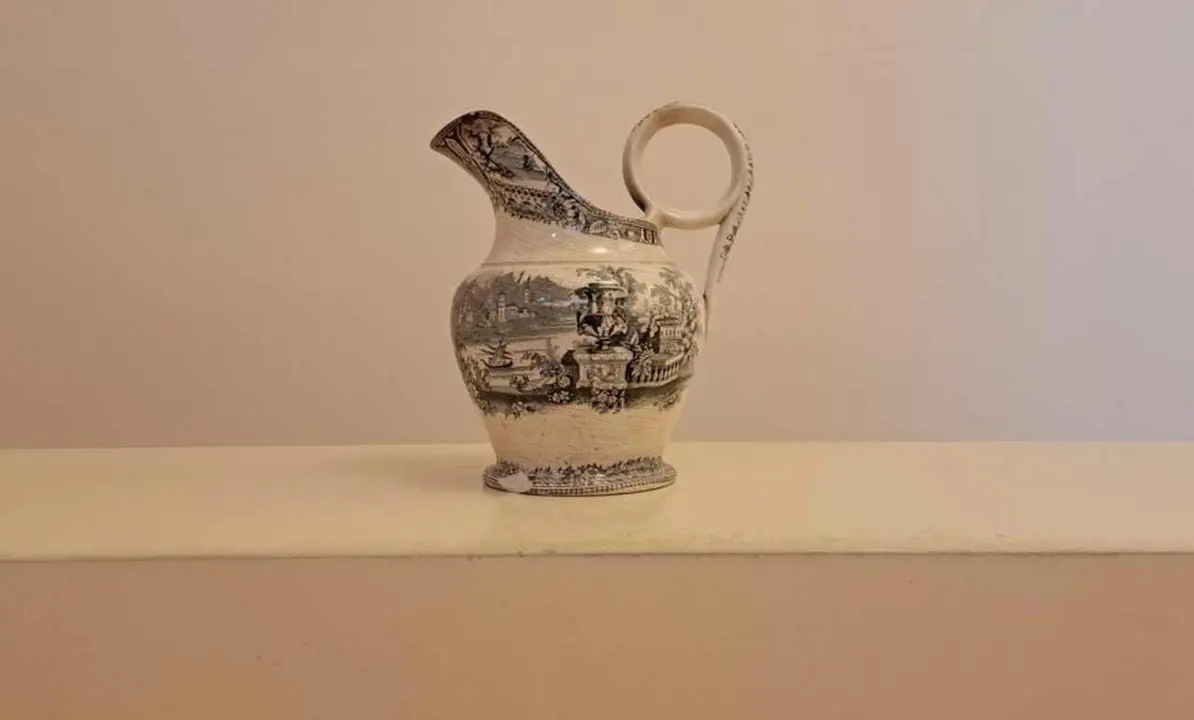 Una jarra de baño de cerámica realizada por la Real Fábrica de Sargadelos (Lugo) en el último tercio del siglo XIX se convierte en la pieza del mes de junio en el Museo de los Caminos del Palacio de Gaudí de Astorga.