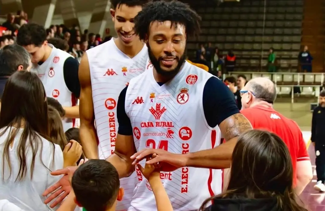 Jordan Kellier saluda a aficionados de la Cultural. / IG