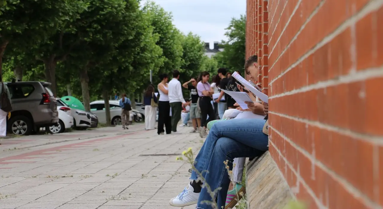 Alumnos repasan sus apuntes en la antesala de la PAU.