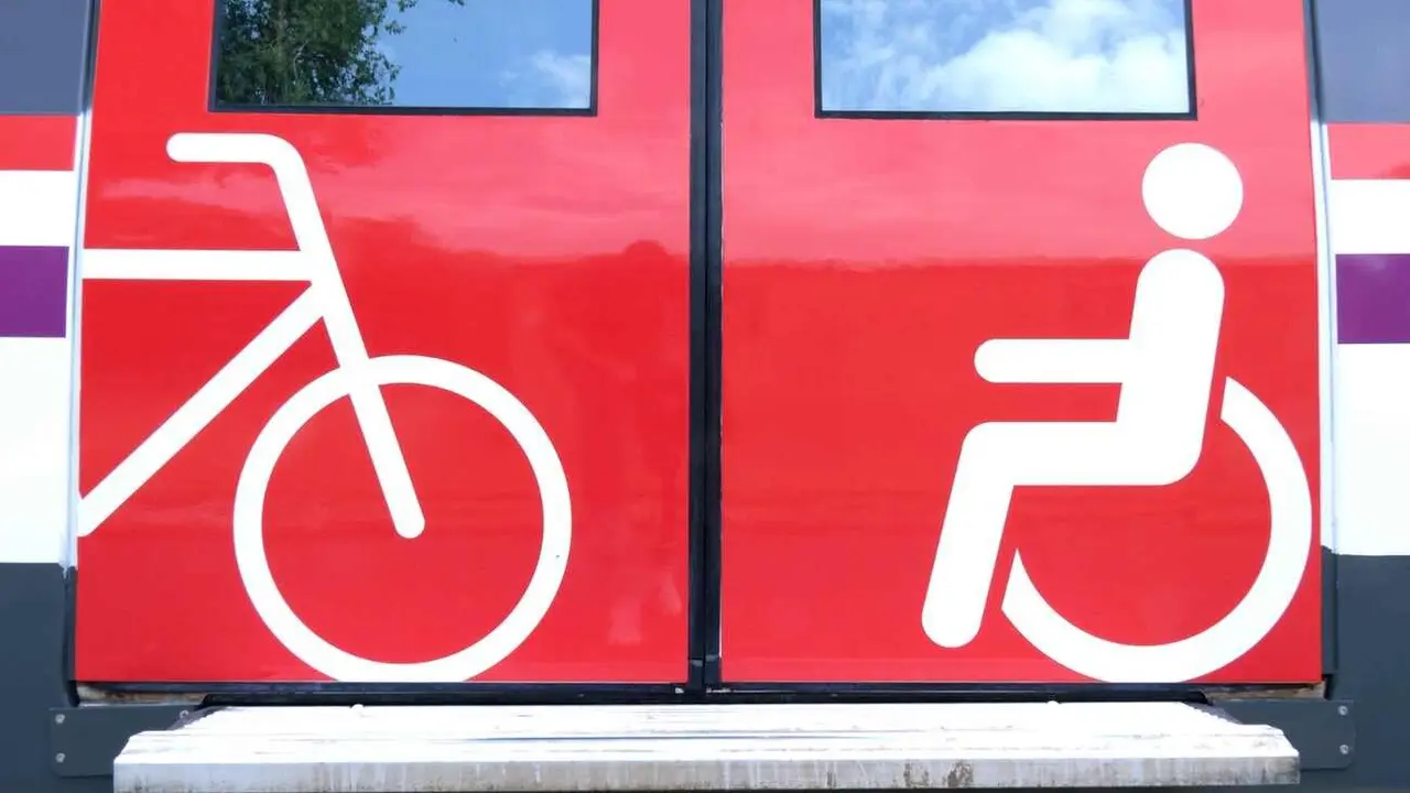 El operador ferroviario permitirá llevar bicicletas sin desmontar en trenes Avant y lanza un billete gratuito para Media Distancia con plaza reservada.