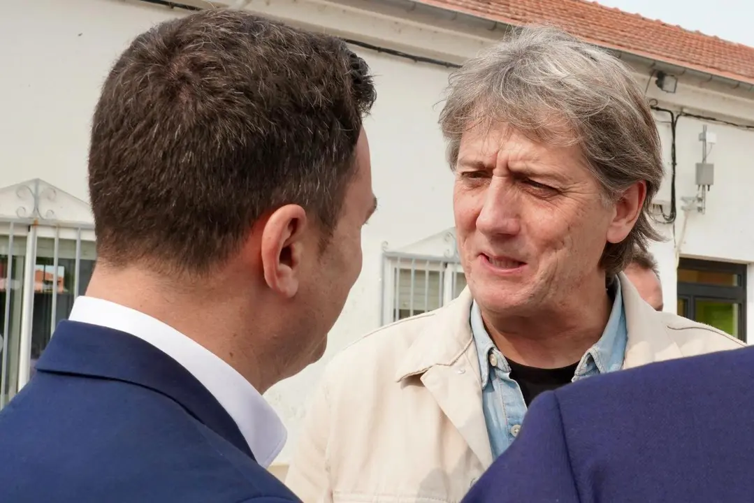 Javier Cendón conversa con Carlos Martínez, secretario general autonómico del PSOE.