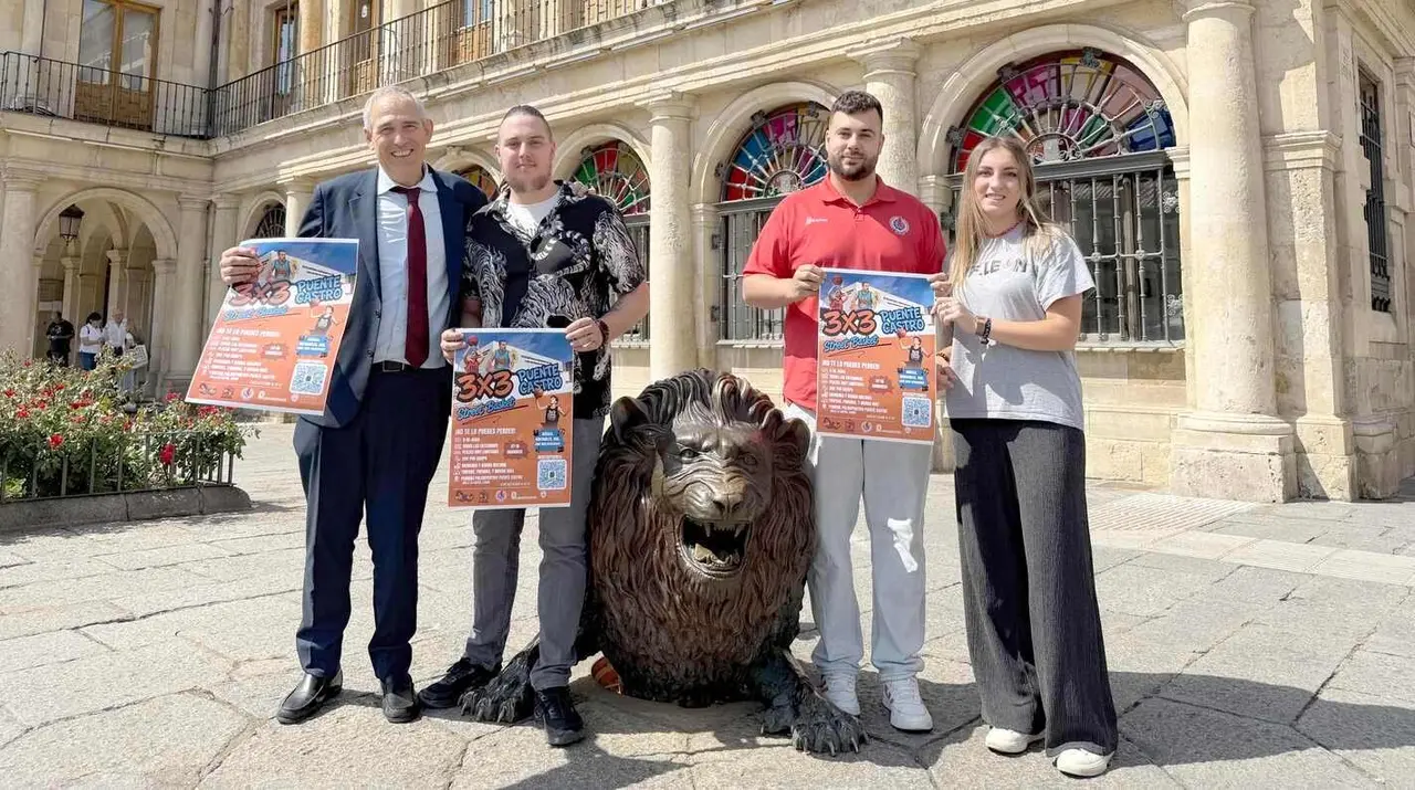 El concejal de Deportes, Vicente Canuria, posa junto a los impulsores de este 3x3.