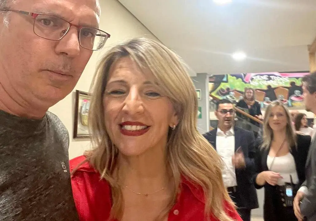 Miembros del comité de empresa en un selfie con la ministra durante el encuentro en Valladolid.
