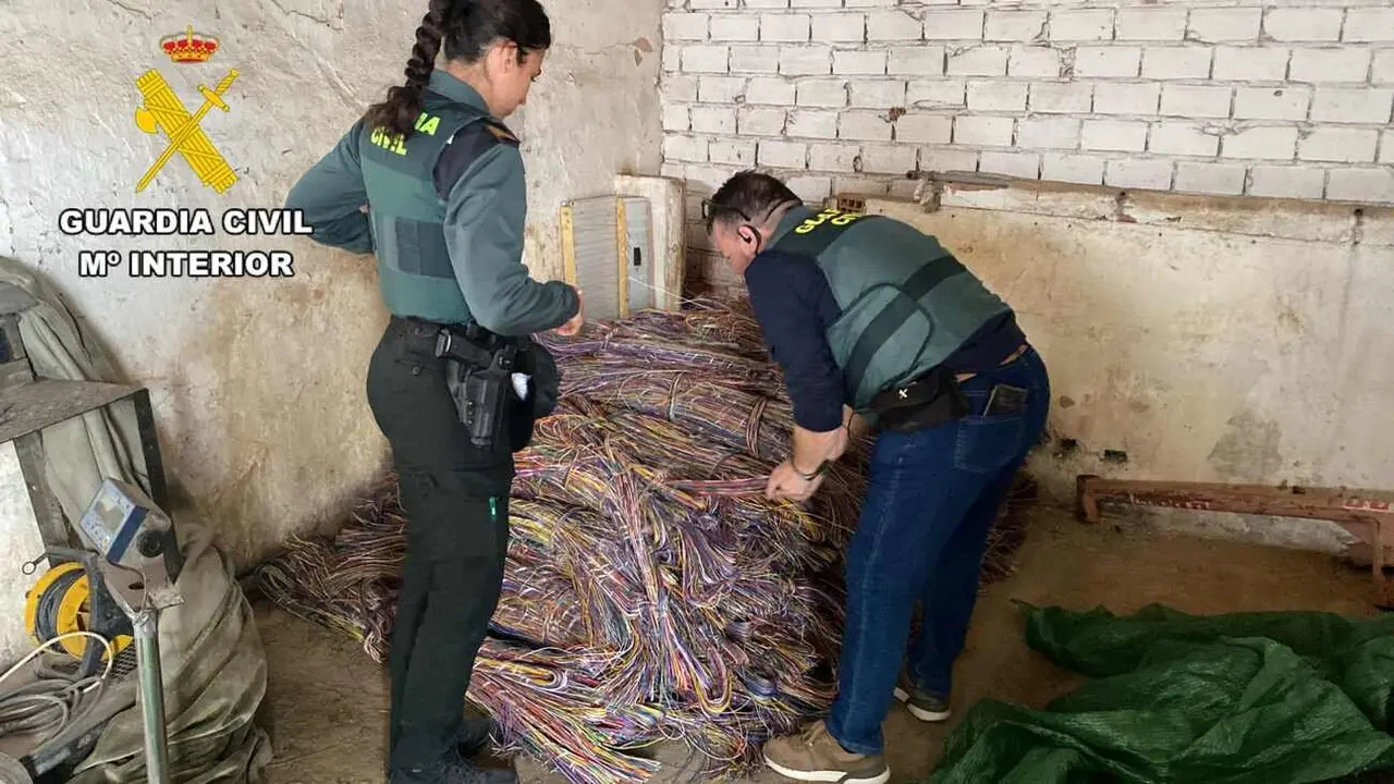 Efectivos de la Guardia Civil, durante la operación.