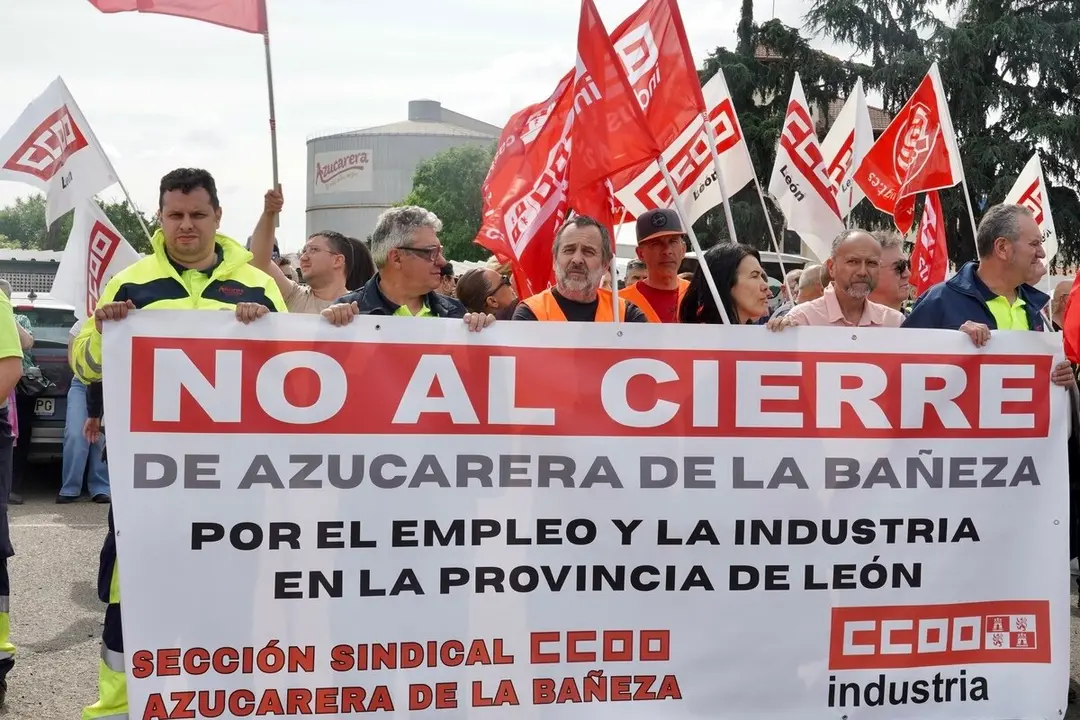 Los trabajadores afectados por el cierre de la planta de Azucarera de La Bañeza se concentran a las puertas de la fábrica. Foto: Campillo.