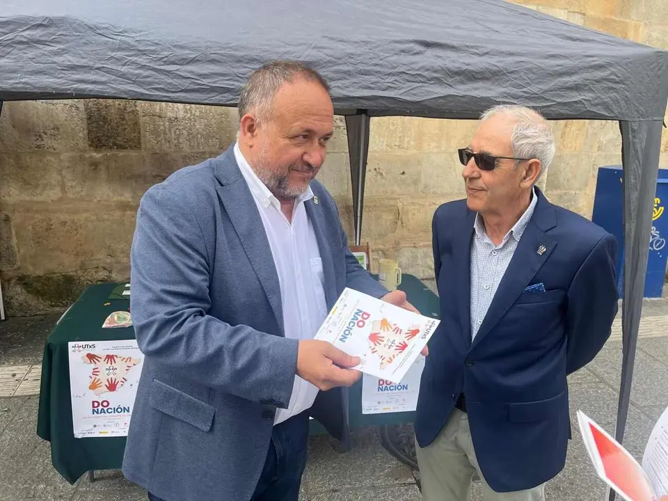 El presidente de la Diputación visita una de las carpas en el Día Nacional del Donante de Órganos y Tejidos.