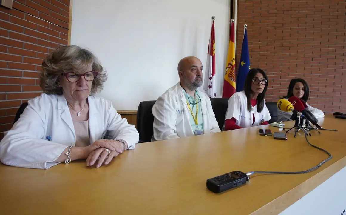 La directora médica de Atención Primaria, Isabel Gurdiel (2D), junto al hematólogo Erik de Cabo, la farmacéutica Encina Mayo (I), y la responsable de Hospitalización a Domicilio, María Jesús Menéndez (D), durante la presentación de la incorporación del proyecto ‘Hogar, dulce hogar’ en toda el Área Sanitaria del Bierzo. Foto: César Sánchez.