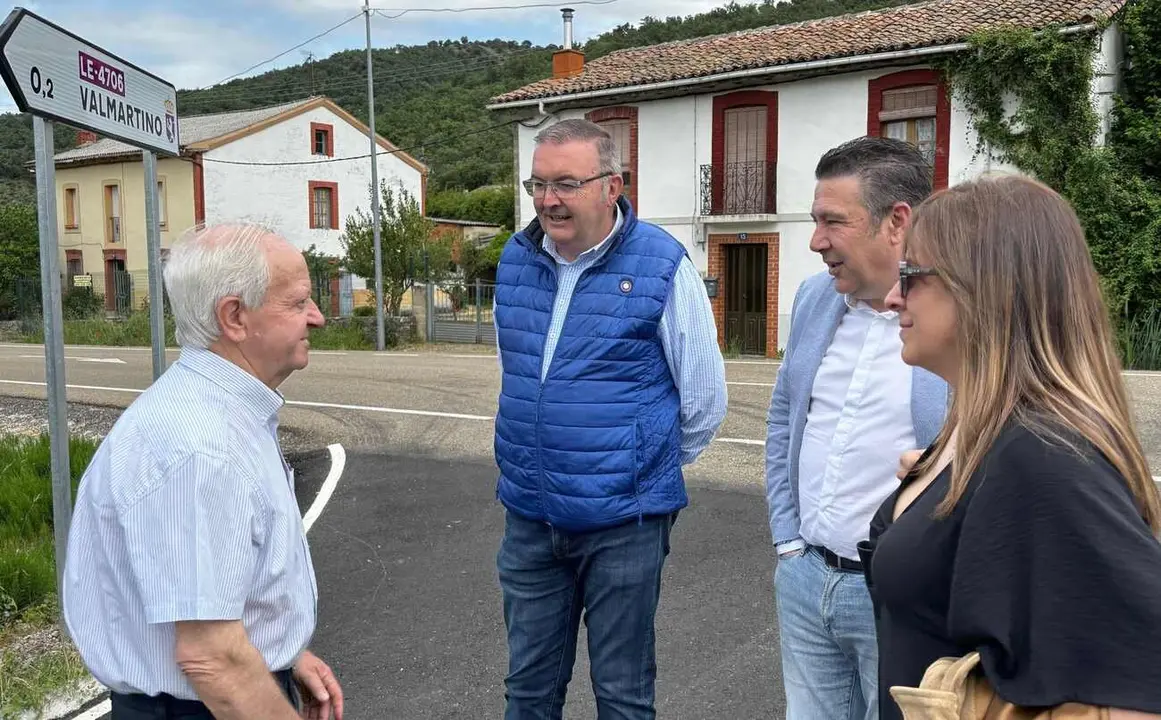 Un instante de la apertura de las mejoras en el vial.