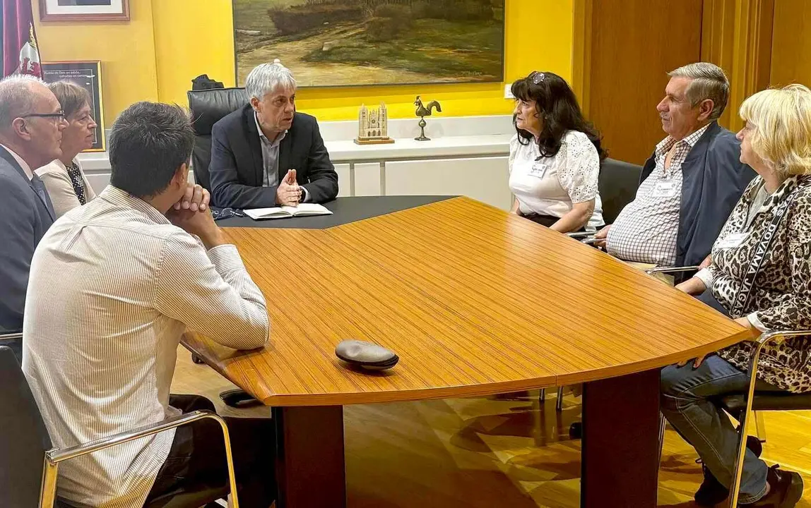 Un instante de la reunión mantenida este miércoles en la delegación de la Junta.
