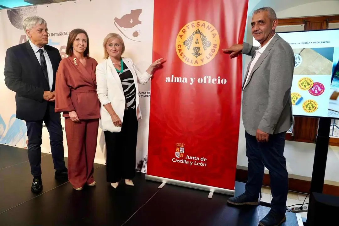 La consejera de Industria, Comercio y Empleo, Leticia García, presenta el distintivo de la Artesanía de Castilla y León durante la inauguración del I Congreso Internacional de Artesanía. Foto: Campillo