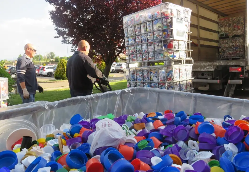 San Juan de Dios contribuye a reducir la huella ecológica con la recogida de 121.110 kilos de tapones solidarios en una década.