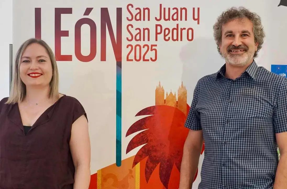 La concejala de Fiestas, Camino Orejas, y el técnico municipal, Óskar Álvarez, presentan la programación de las fiestas de San Juan y San Pedro 2025