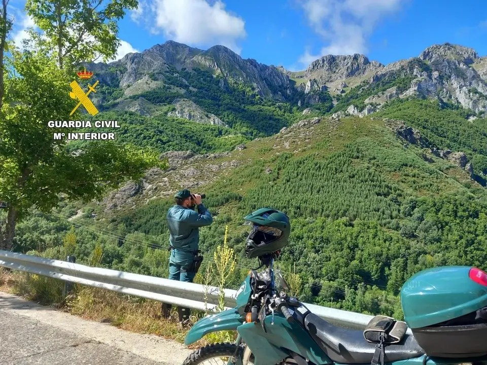 Una patrulla del Seprona de la Guardia Civil durante el rescate.
